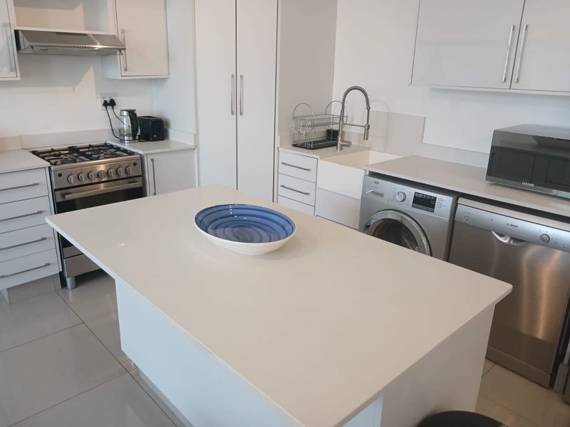 Stylish 1-bedroom apartment to let in Sandhurst, Sandton—luxury living in a prime location awaits! - Photo 7