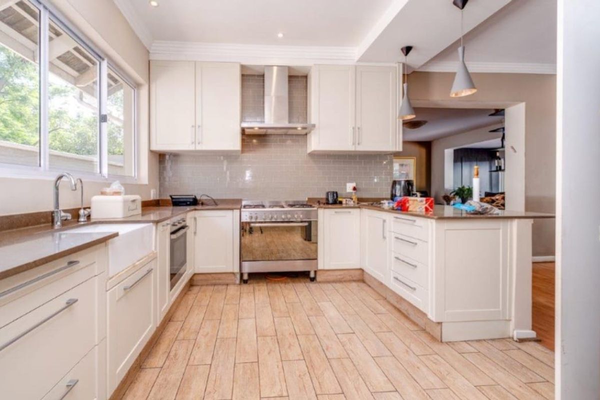 Your dream home: Stunning 4-bedroom house for sale in the desirable Savoy Estate, Johannes - Photo 2