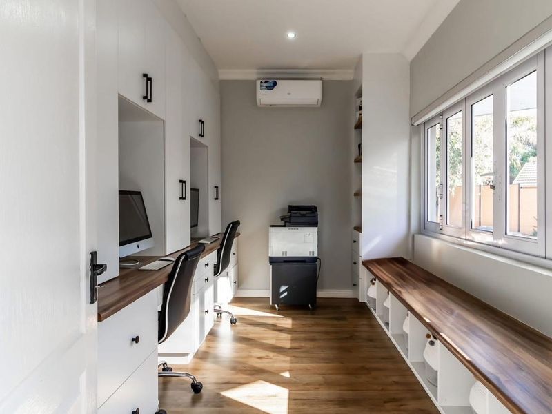 LUXURY FAMILY HOME WITH FLATLET - Photo 7