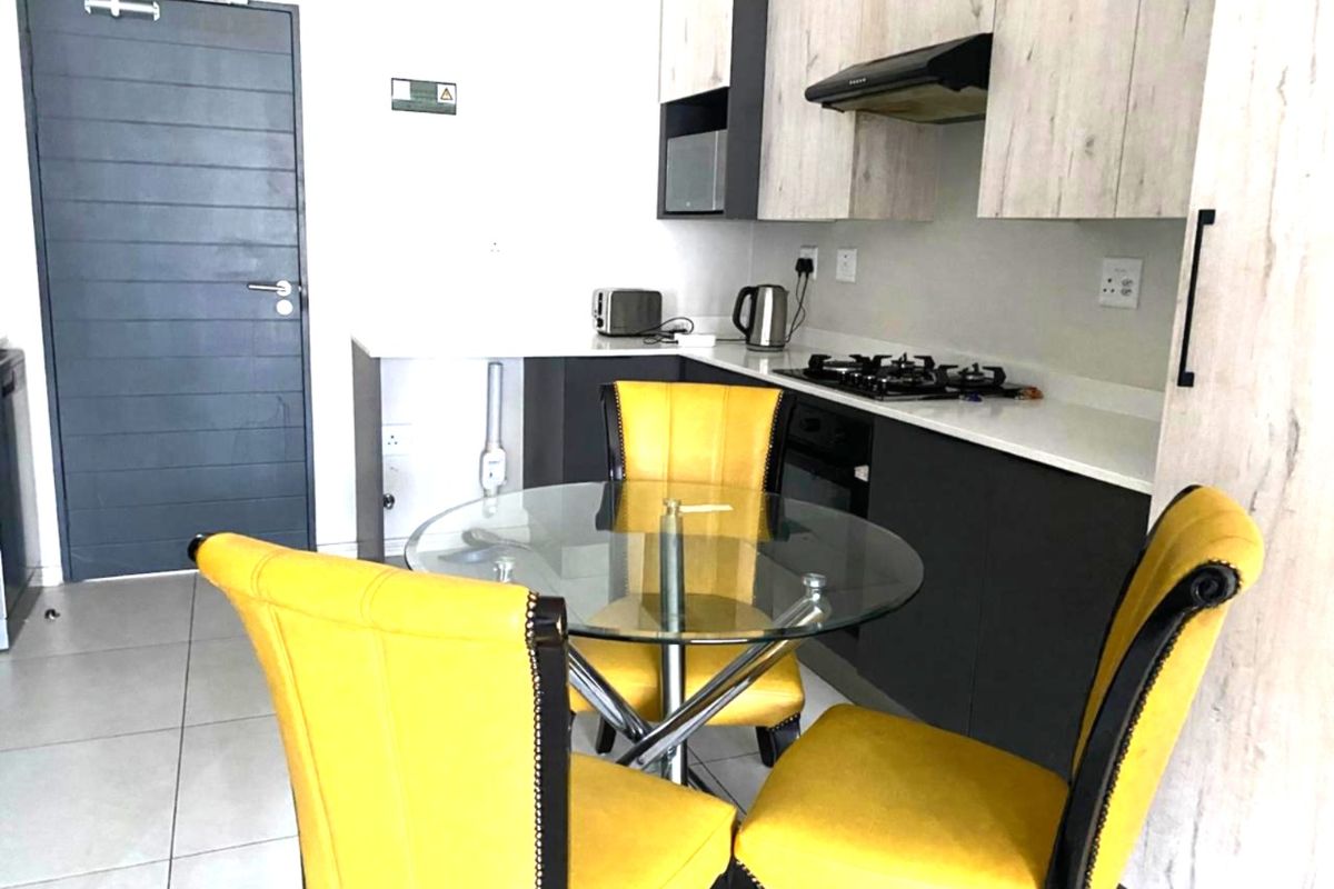 Stylish Top-Floor 2 Bedroom Apartment at 93 on New - Photo 4