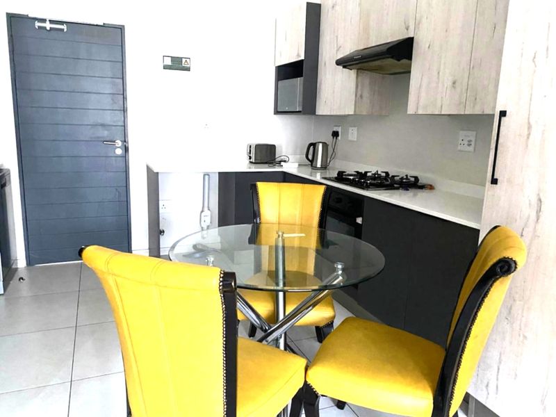 Stylish Top-Floor 2 Bedroom Apartment at 93 on New - Photo 4