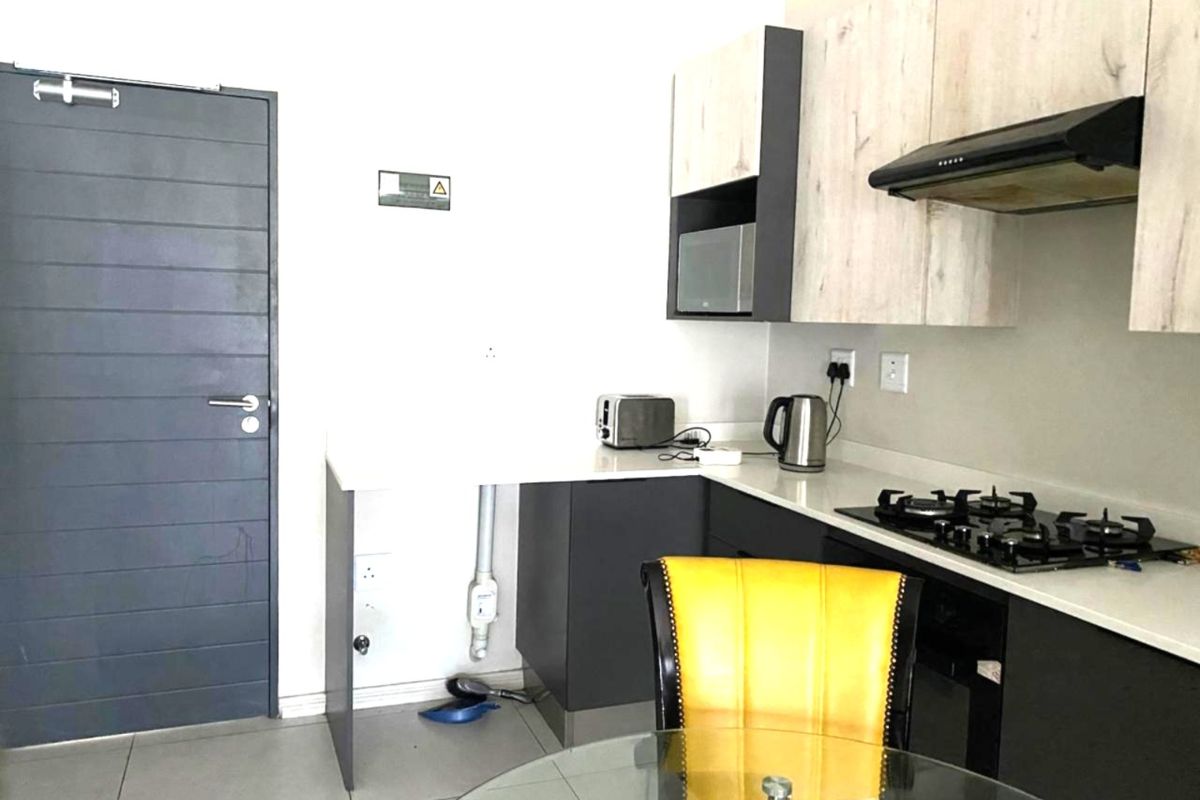 Stylish Top-Floor 2 Bedroom Apartment at 93 on New - Photo 5