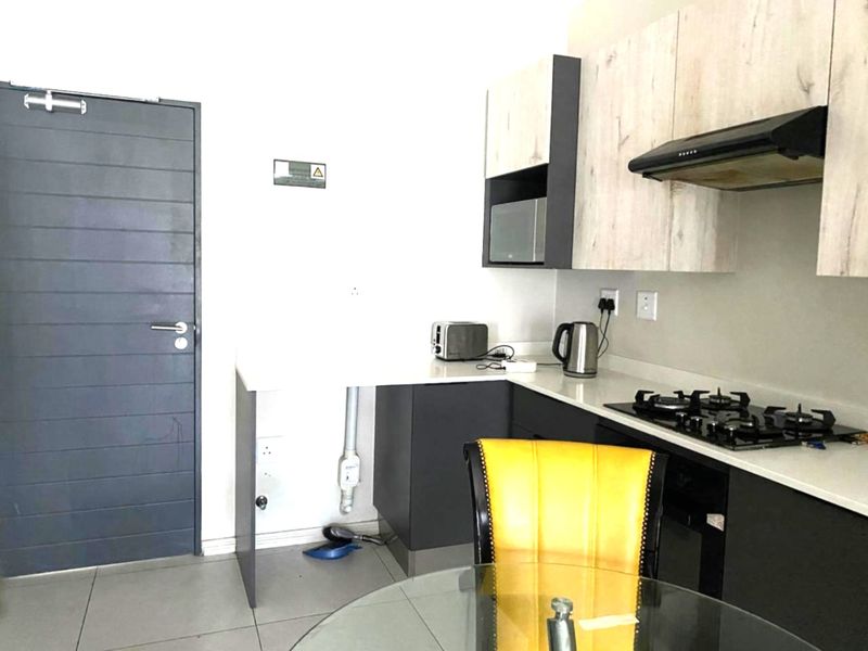 Stylish Top-Floor 2 Bedroom Apartment at 93 on New - Photo 5