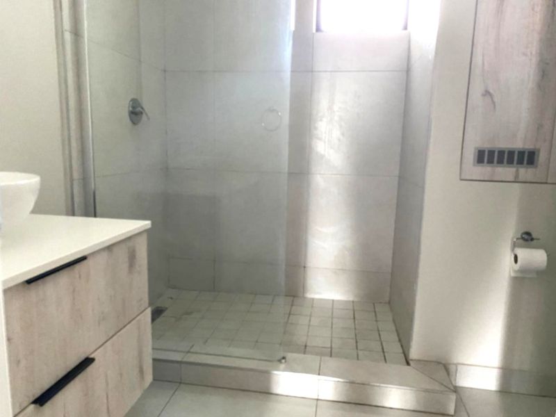 Stylish Top-Floor 2 Bedroom Apartment at 93 on New - Photo 9