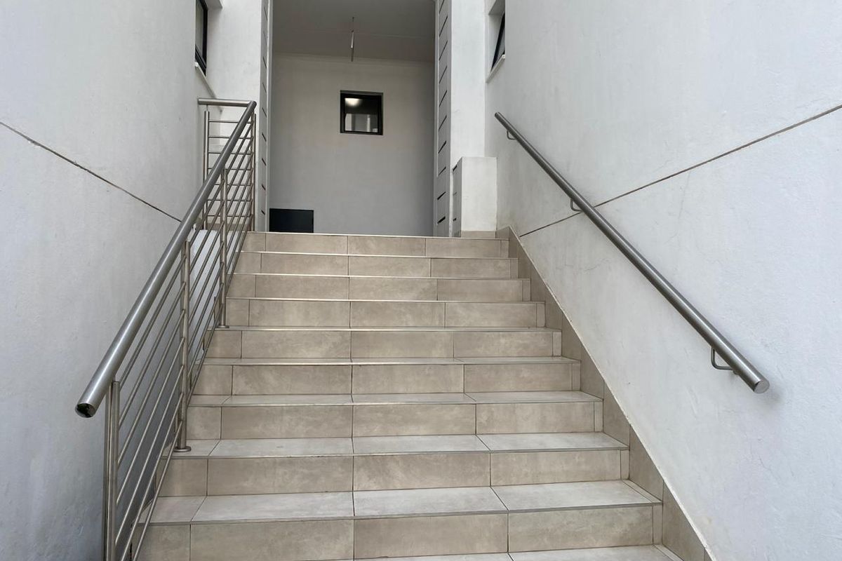 Stylish Top-Floor 2 Bedroom Apartment at 93 on New - Photo 3