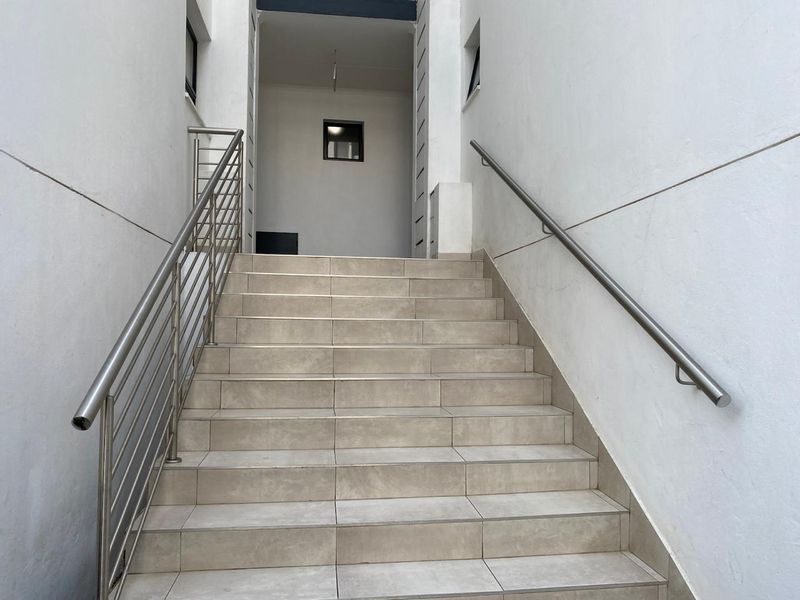 Stylish Top-Floor 2 Bedroom Apartment at 93 on New - Photo 3
