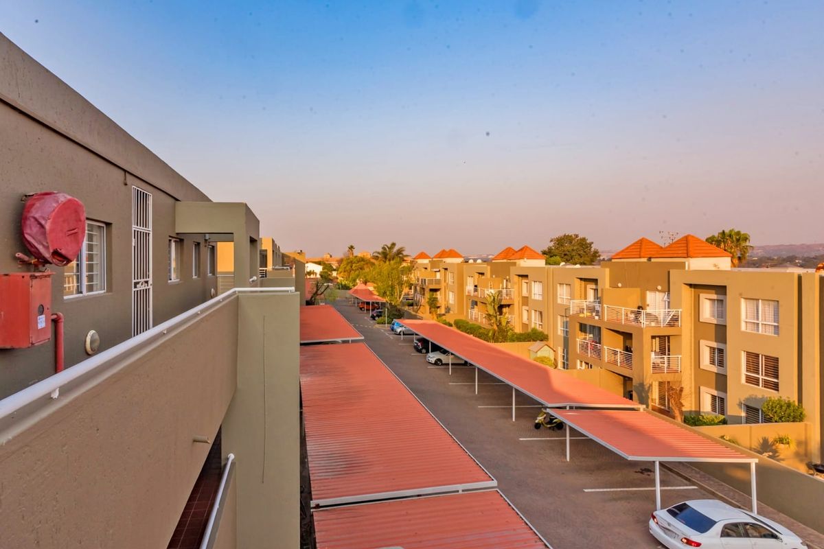 1 BEDROOMED EN-SUITE SECURE APARTMENT WITH PANORAMIC VIEWS - Photo 2
