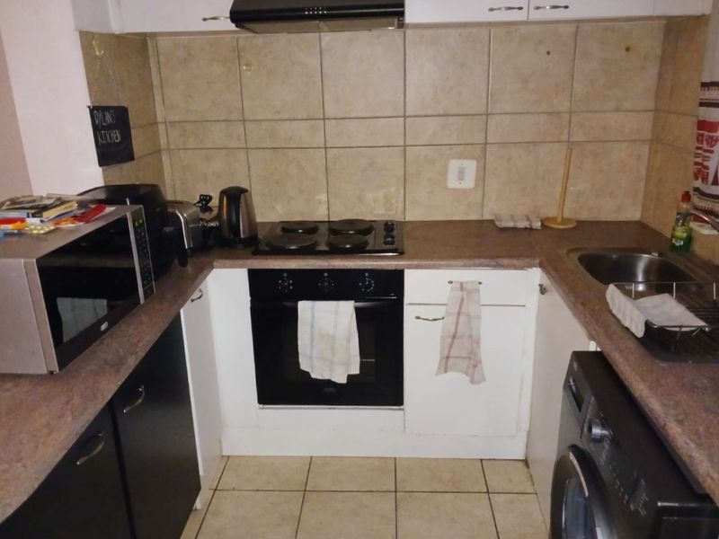 1 BEDROOMED EN-SUITE SECURE APARTMENT WITH PANORAMIC VIEWS - Photo 10