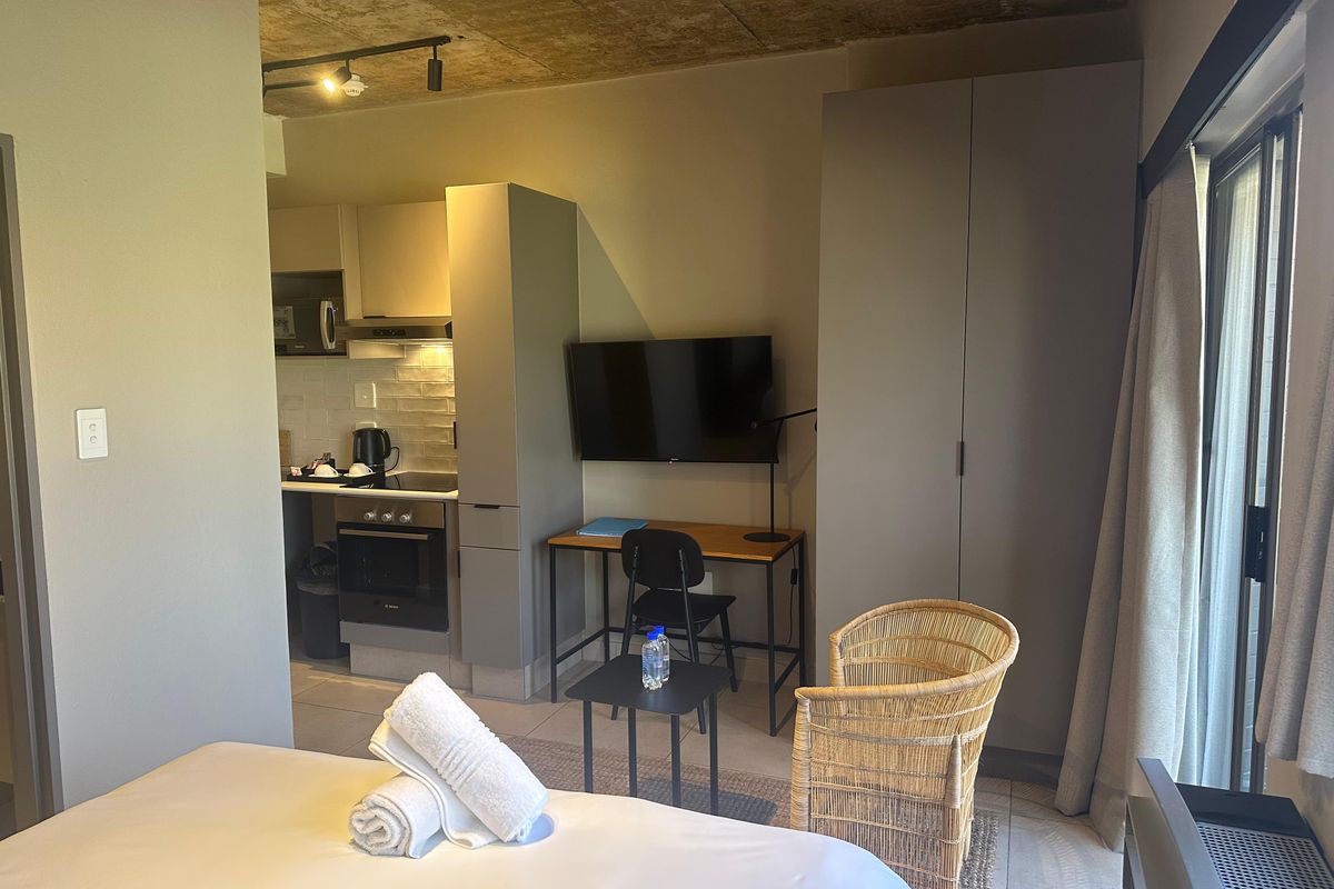 Chic, Upmarket 1-Bed Apartment in Exclusive Essexwold - Photo 2