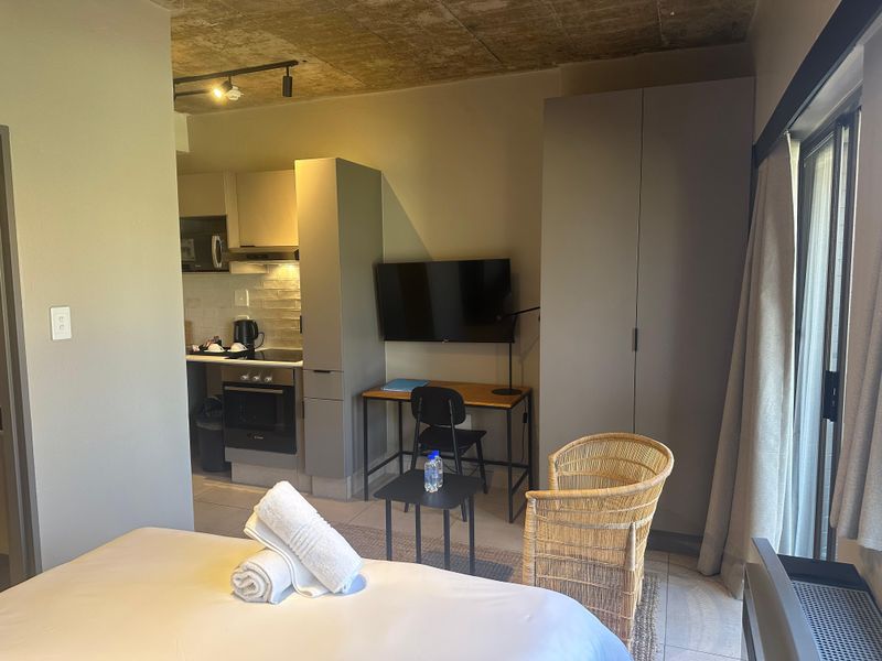 Chic, Upmarket 1-Bed Apartment in Exclusive Essexwold - Photo 2