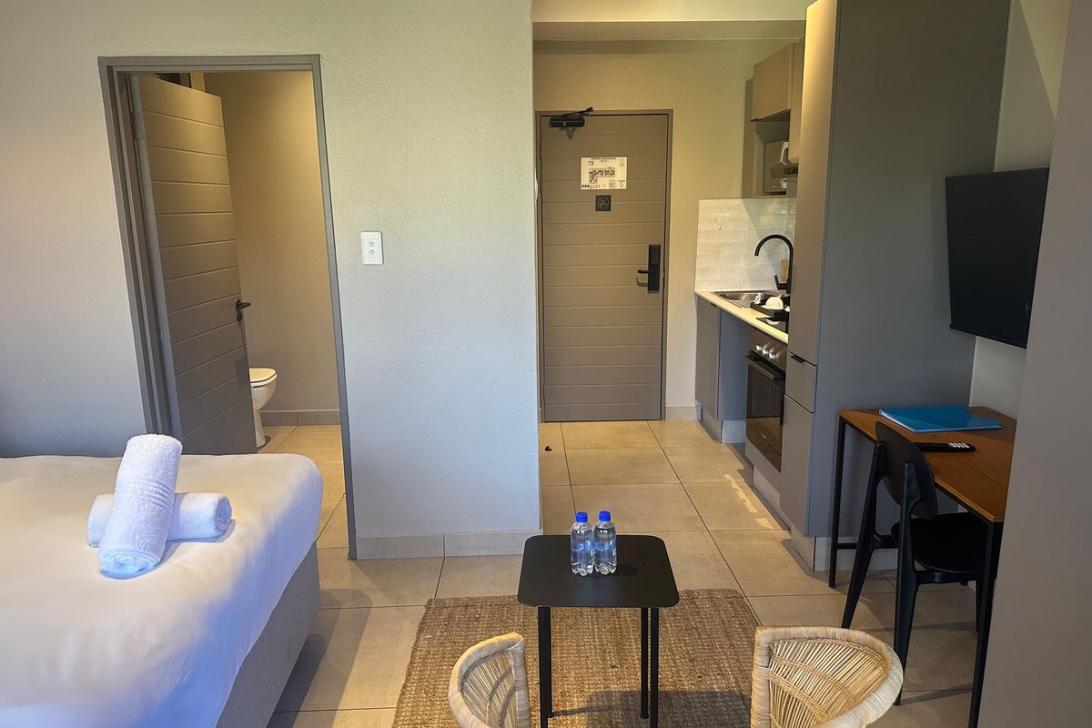 Chic, Upmarket 1-Bed Apartment in Exclusive Essexwold - Photo 3