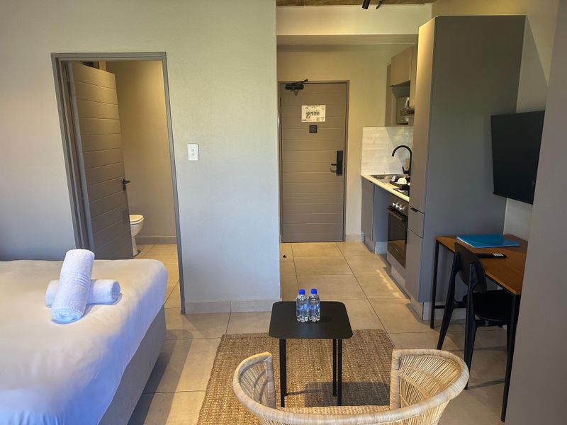 Chic, Upmarket 1-Bed Apartment in Exclusive Essexwold - Photo 3