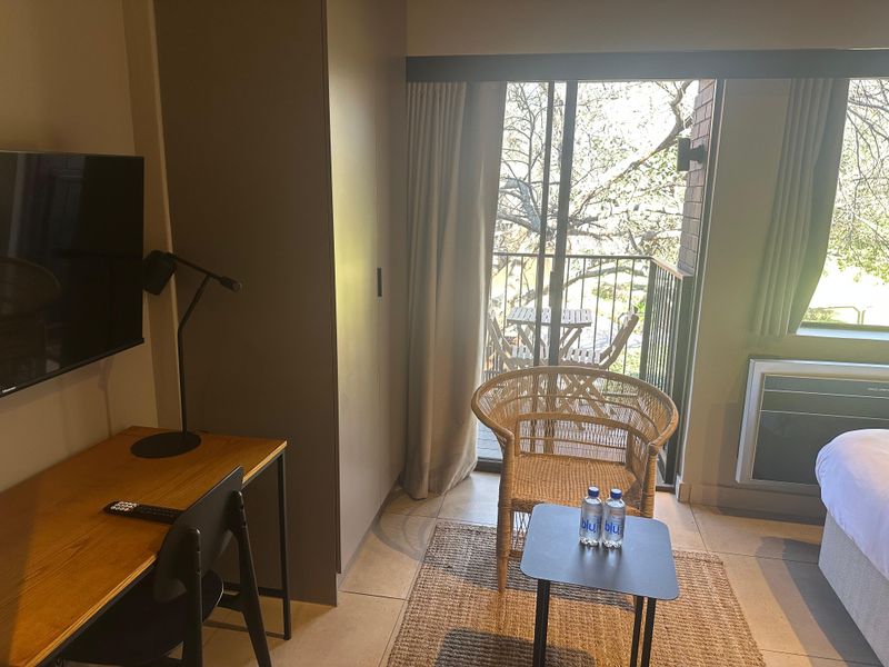 Chic, Upmarket 1-Bed Apartment in Exclusive Essexwold - Photo 9