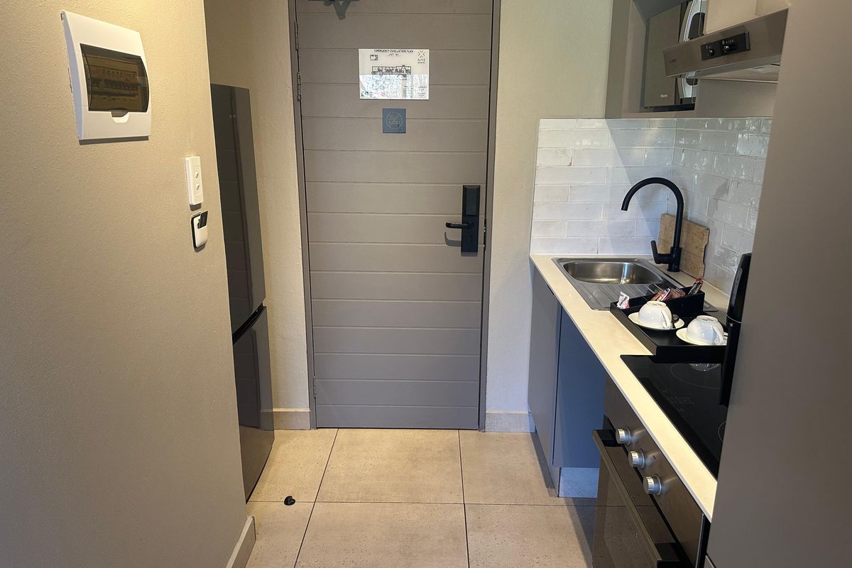 Chic, Upmarket 1-Bed Apartment in Exclusive Essexwold - Photo 5