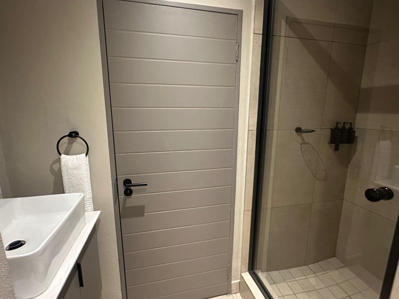 Chic, Upmarket 1-Bed Apartment in Exclusive Essexwold - Photo 6