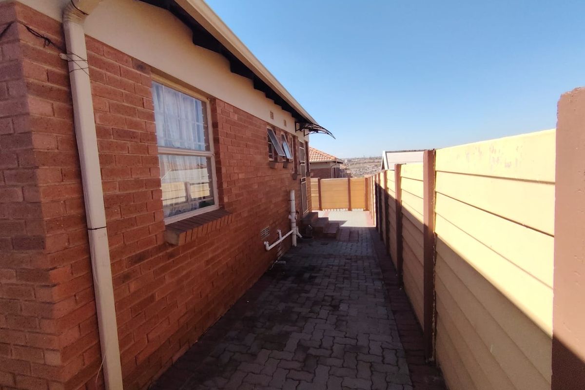 3 Bedroom House for Sale in Thatch Hill - Photo 4