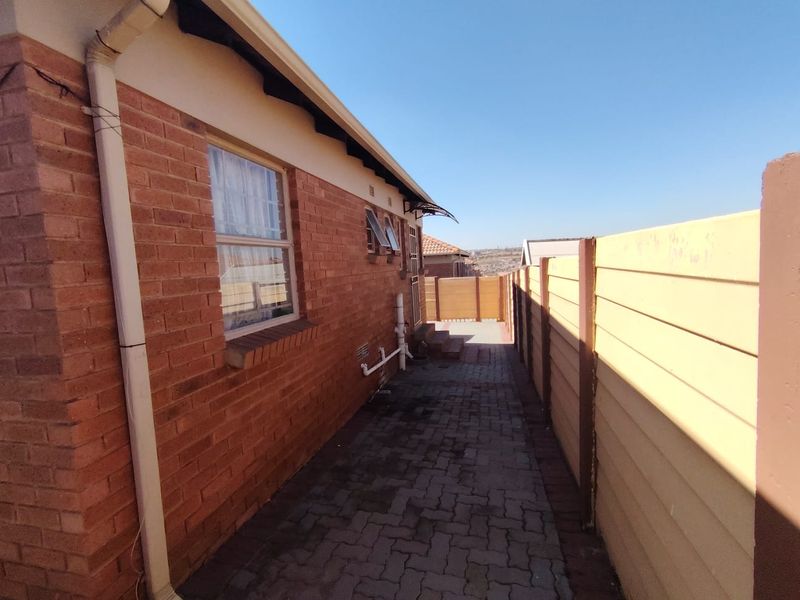 3 Bedroom House for Sale in Thatch Hill - Photo 4