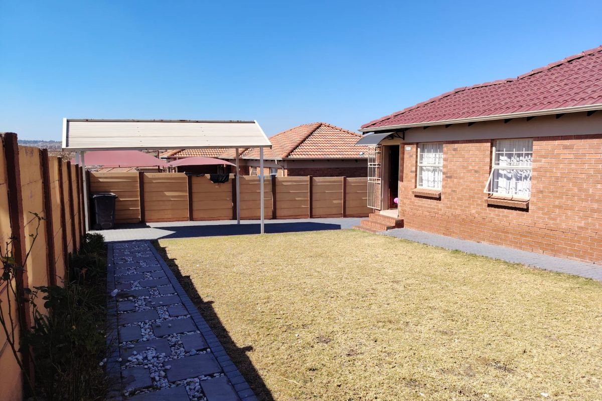 3 Bedroom House for Sale in Thatch Hill - Photo 2