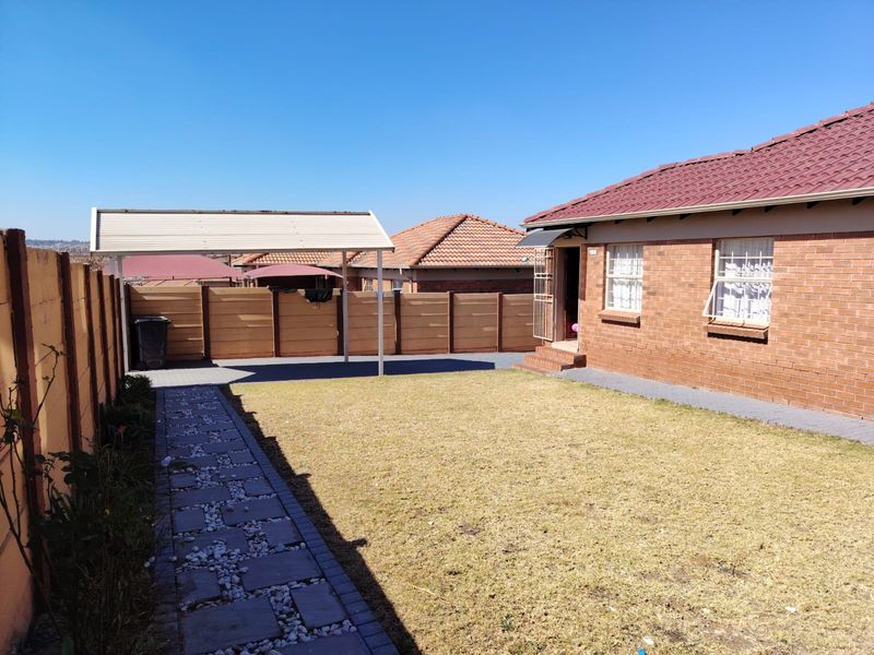 3 Bedroom House for Sale in Thatch Hill - Photo 2