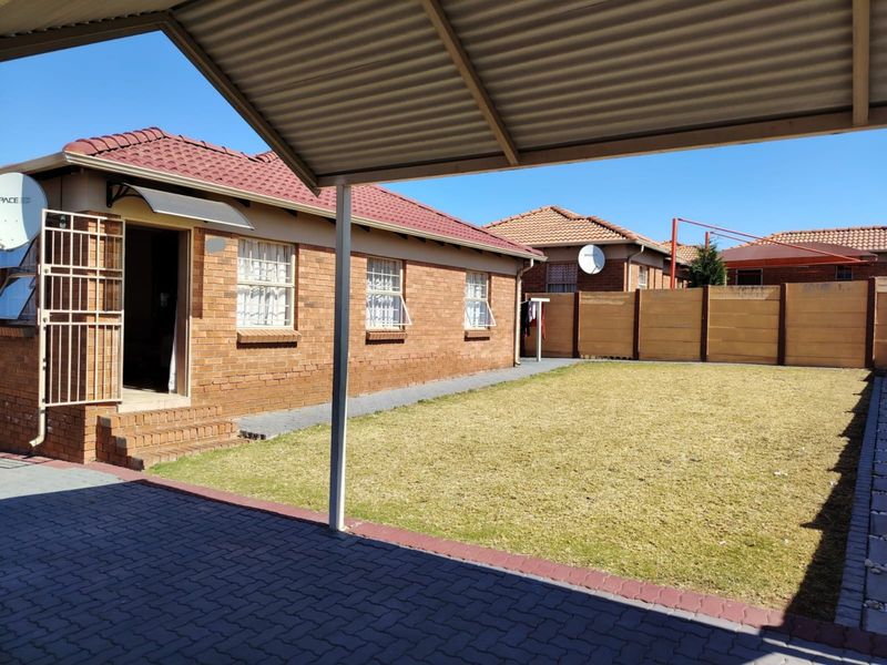 3 Bedroom House for Sale in Thatch Hill - Photo 1