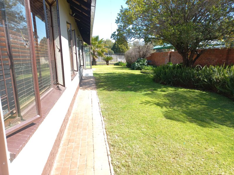 Beautifully upgraded 3 bedroom home with flatlet in Dorandia - Photo 7