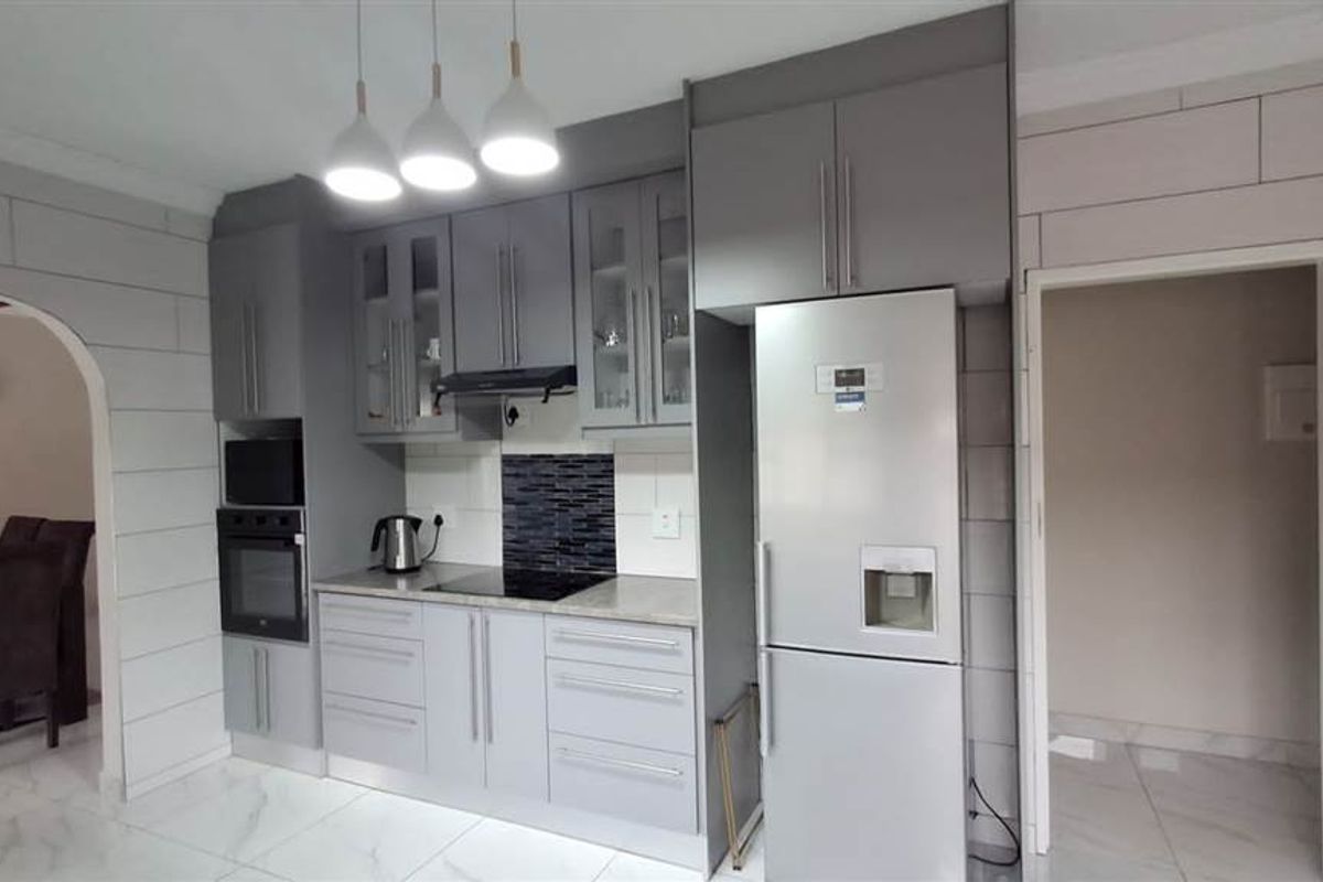 Beautifully upgraded 3 bedroom home with flatlet in Dorandia - Photo 3