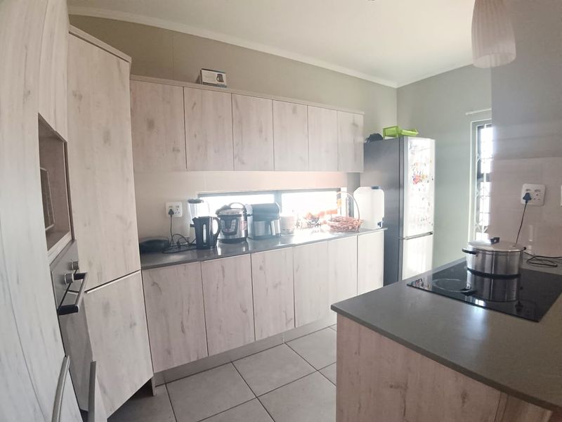 Stunning 3-bedroom freestanding home in Amberfield City, Centurion—your dream home awaits! - Photo 3