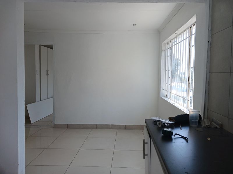 Charming 1-bedroom cottage To-Let  In A Quiet Area Of  Bloubosrand - Photo 3