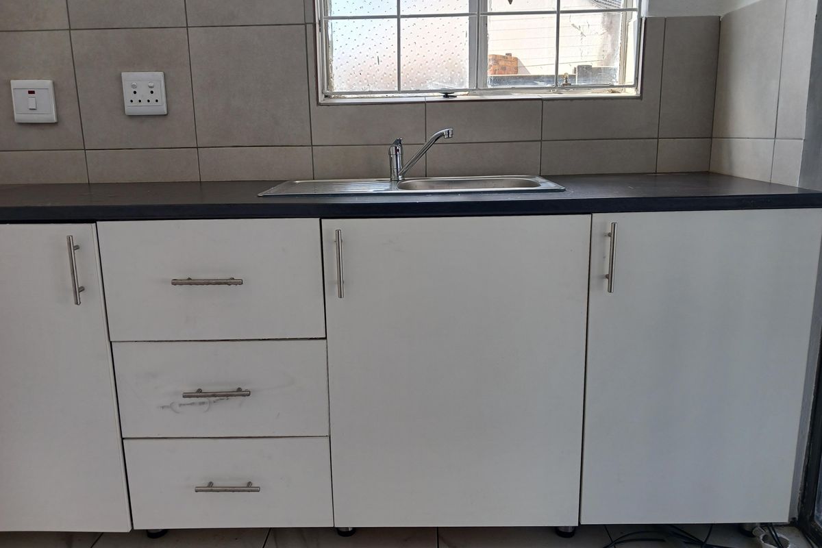 Charming 1-bedroom cottage To-Let  In A Quiet Area Of  Bloubosrand - Photo 2