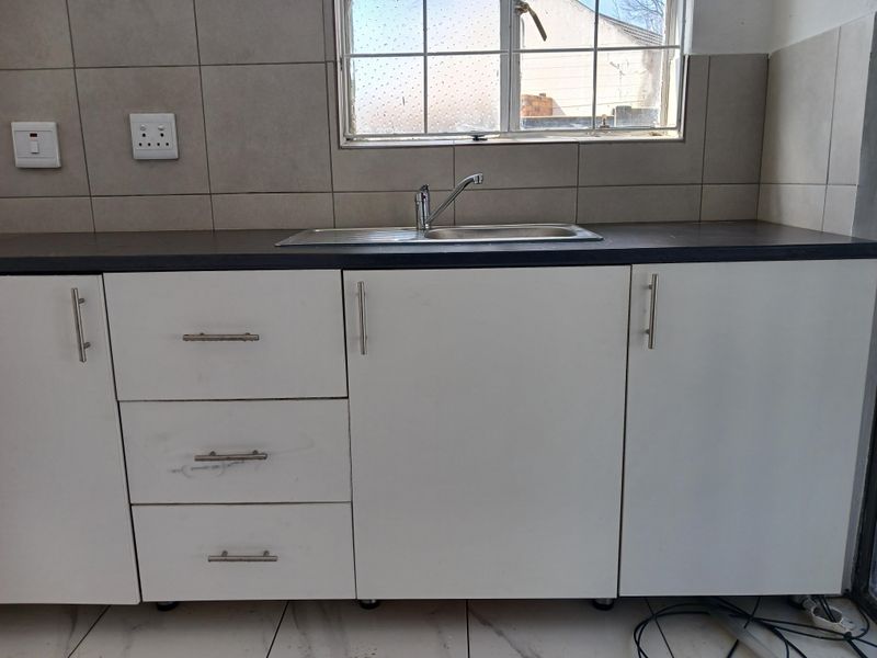 Charming 1-bedroom cottage To-Let  In A Quiet Area Of  Bloubosrand - Photo 2
