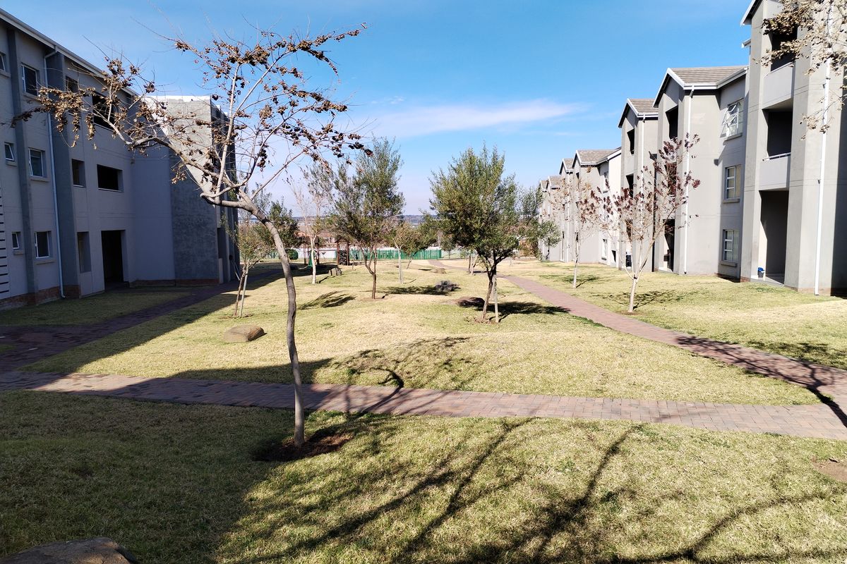 Spacious 2-bedroom apartment to let in Blue Hills, Midrand – modern living in a prime location! - Photo 2