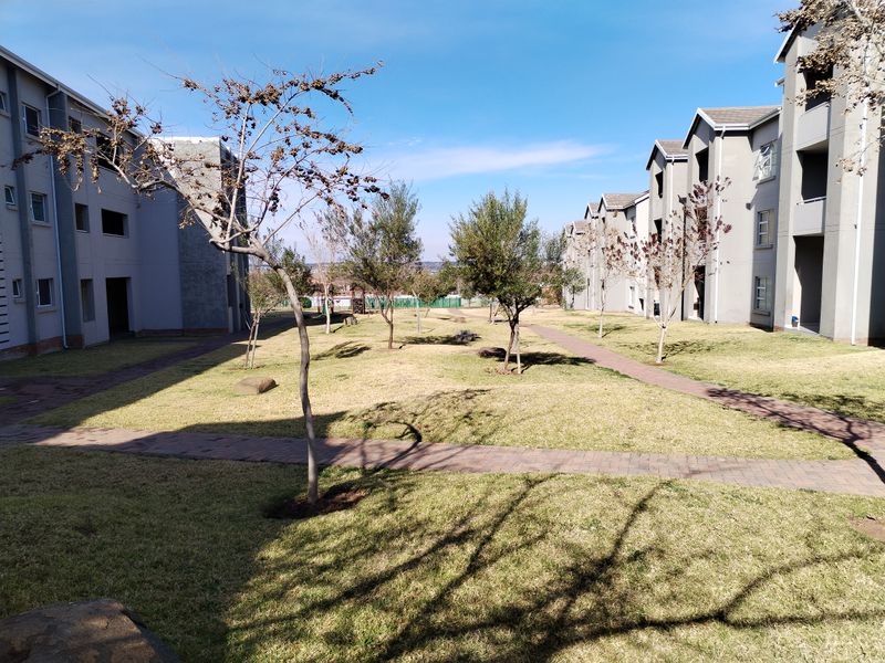 Spacious 2-bedroom apartment to let in Blue Hills, Midrand – modern living in a prime location! - Photo 2