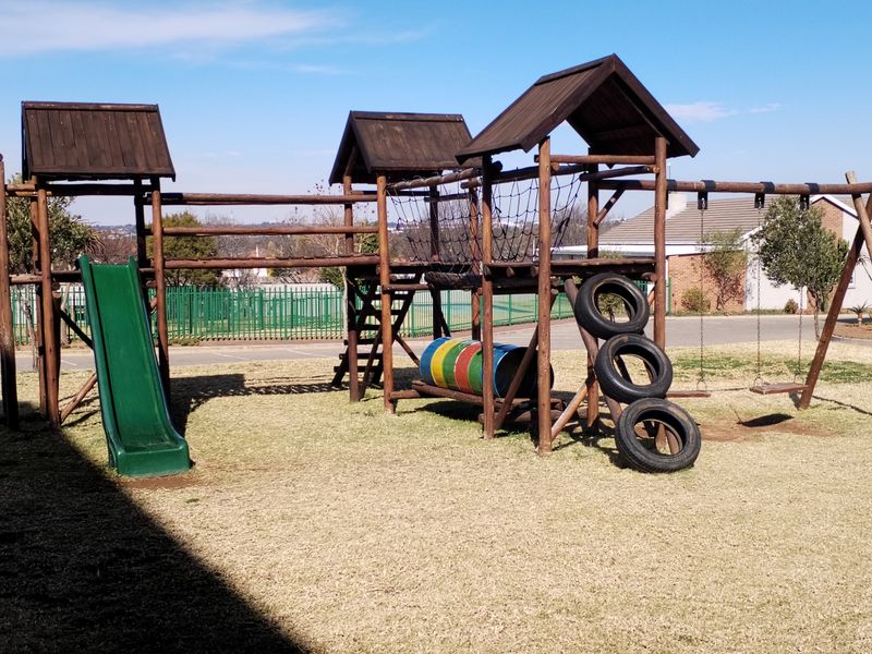 Spacious 2-bedroom apartment to let in Blue Hills, Midrand – modern living in a prime location! - Photo 5