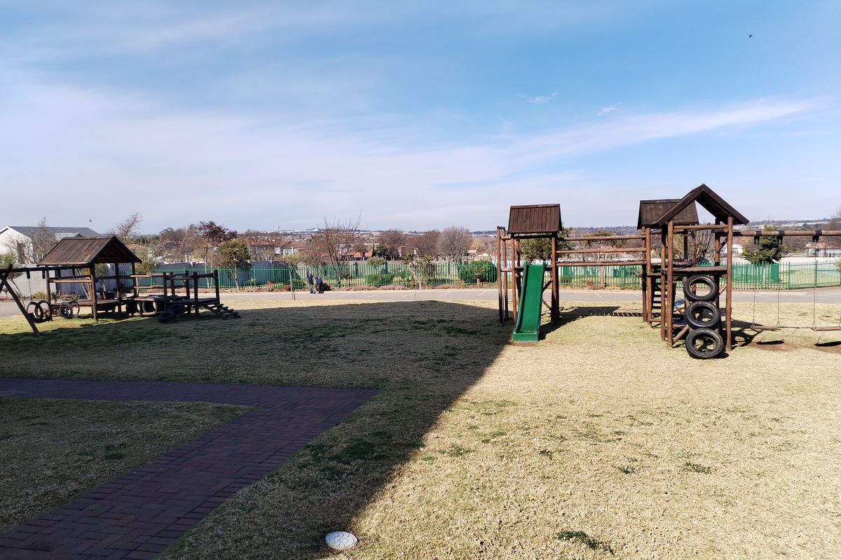 Spacious 2-bedroom apartment to let in Blue Hills, Midrand – modern living in a prime location! - Photo 3