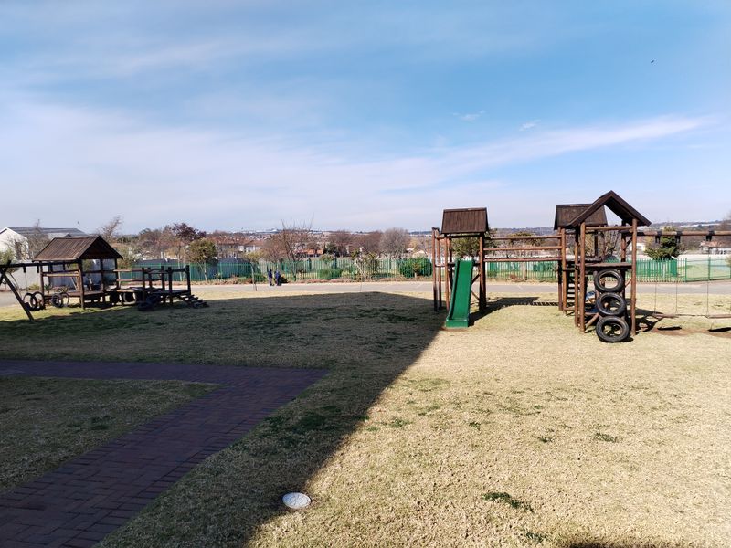 Spacious 2-bedroom apartment to let in Blue Hills, Midrand – modern living in a prime location! - Photo 3