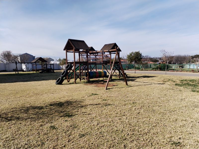 Spacious 2-bedroom apartment to let in Blue Hills, Midrand – modern living in a prime location! - Photo 6