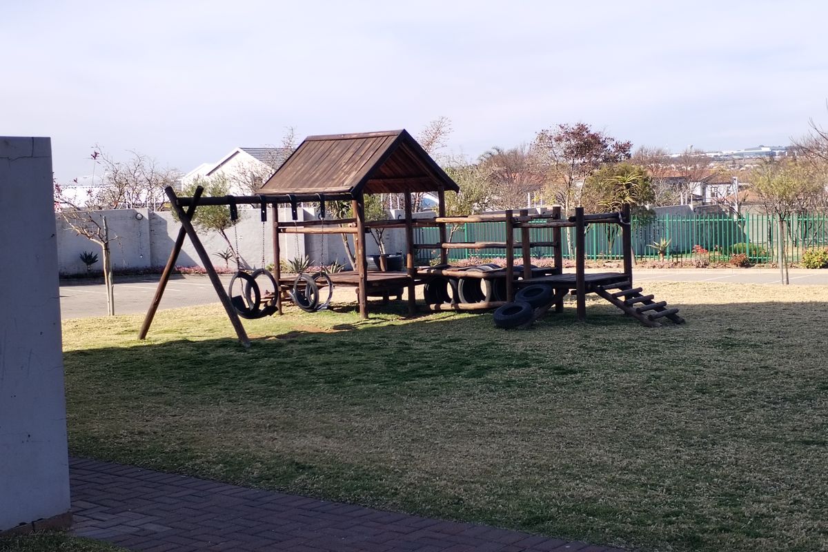 Spacious 2-bedroom apartment to let in Blue Hills, Midrand – modern living in a prime location! - Photo 4