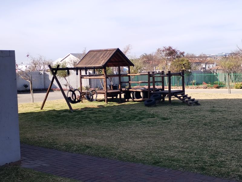 Spacious 2-bedroom apartment to let in Blue Hills, Midrand – modern living in a prime location! - Photo 4