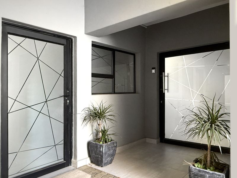 NEW, MODERN THREE BED TOWNHOUSE – NO TRANSFER DUTY - Photo 3