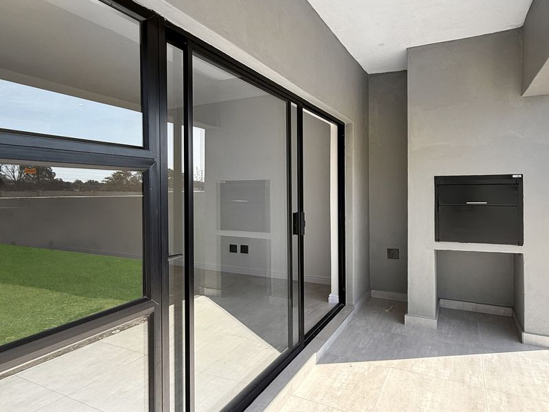 NEW, MODERN THREE BED TOWNHOUSE – NO TRANSFER DUTY - Photo 8