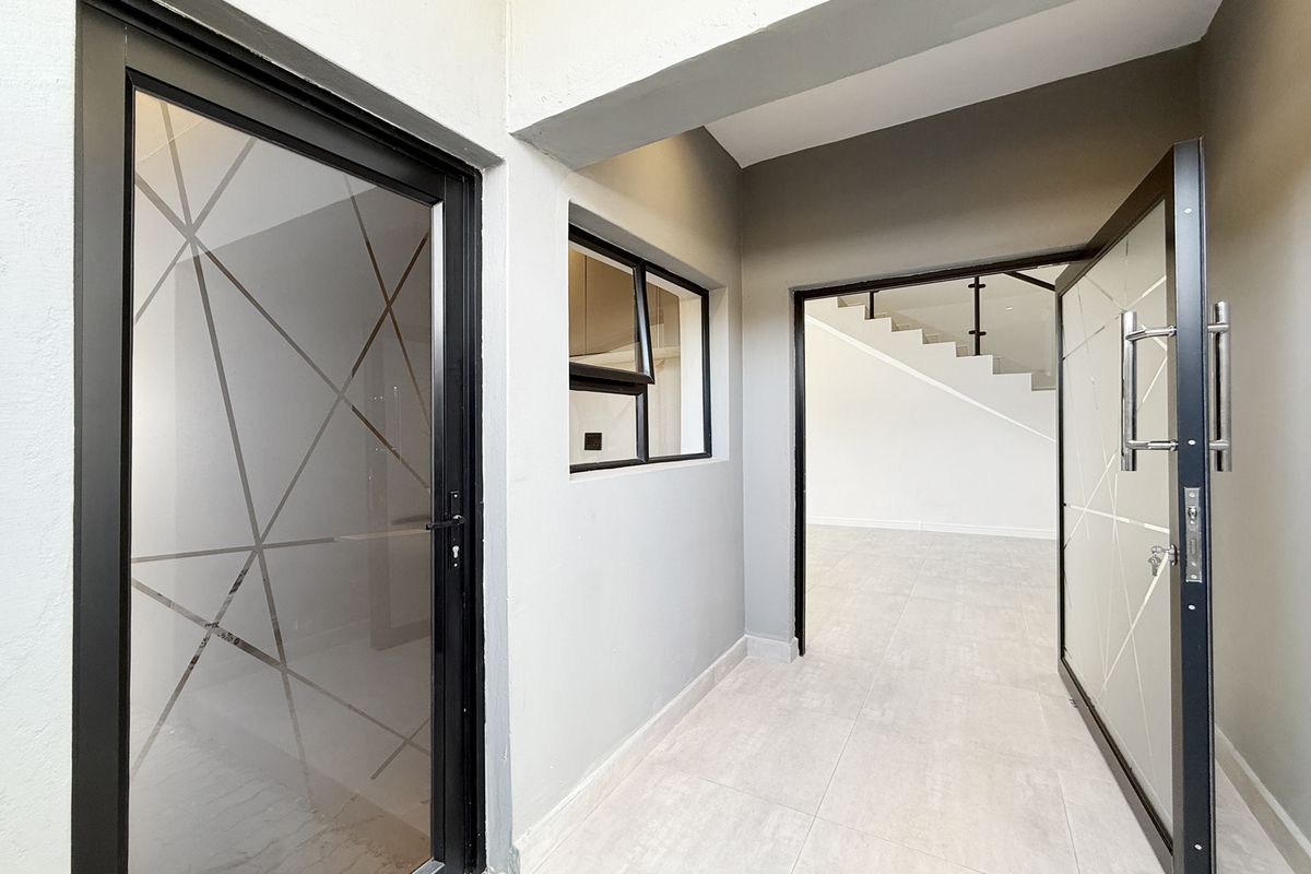 STUNNING, MODERN THREE BED APARTMENT - Photo 2