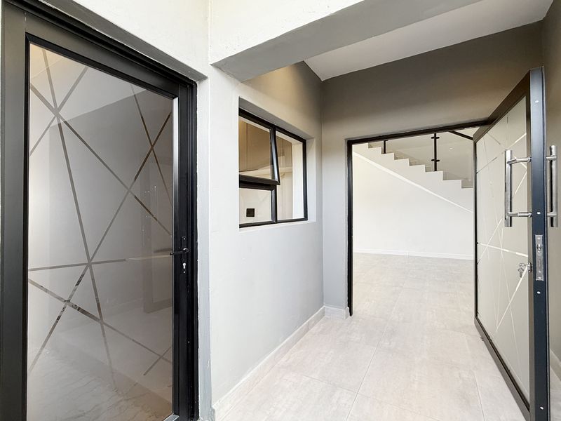 STUNNING, MODERN THREE BED APARTMENT - Photo 2