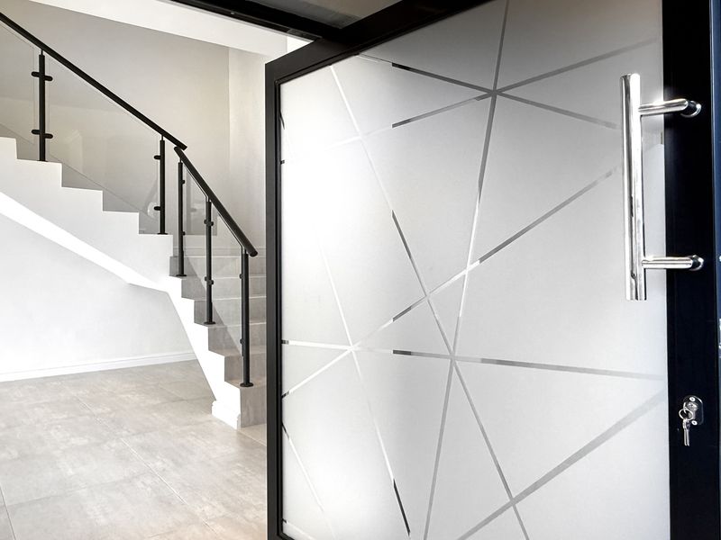 STUNNING, MODERN THREE BED APARTMENT - Photo 3