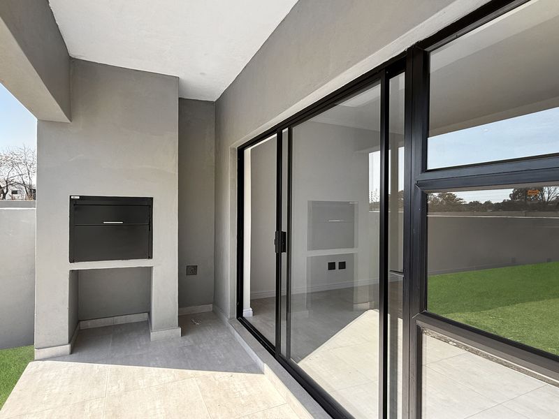 STUNNING, MODERN THREE BED APARTMENT - Photo 10