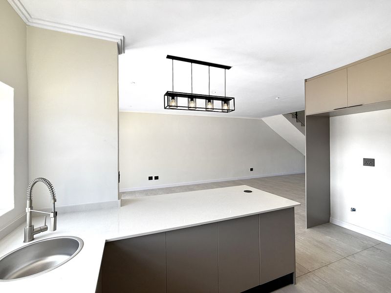 STUNNING, MODERN THREE BED APARTMENT - Photo 9