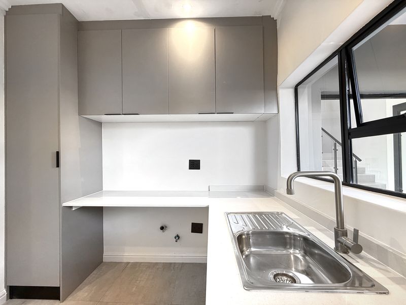 STUNNING, MODERN THREE BED APARTMENT - Photo 8