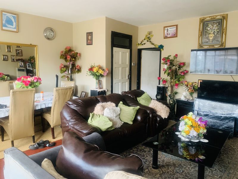 Perfect 12 bedroom house for sale in Bellevue, Jhb - Large families or investors Dream! - Photo 2