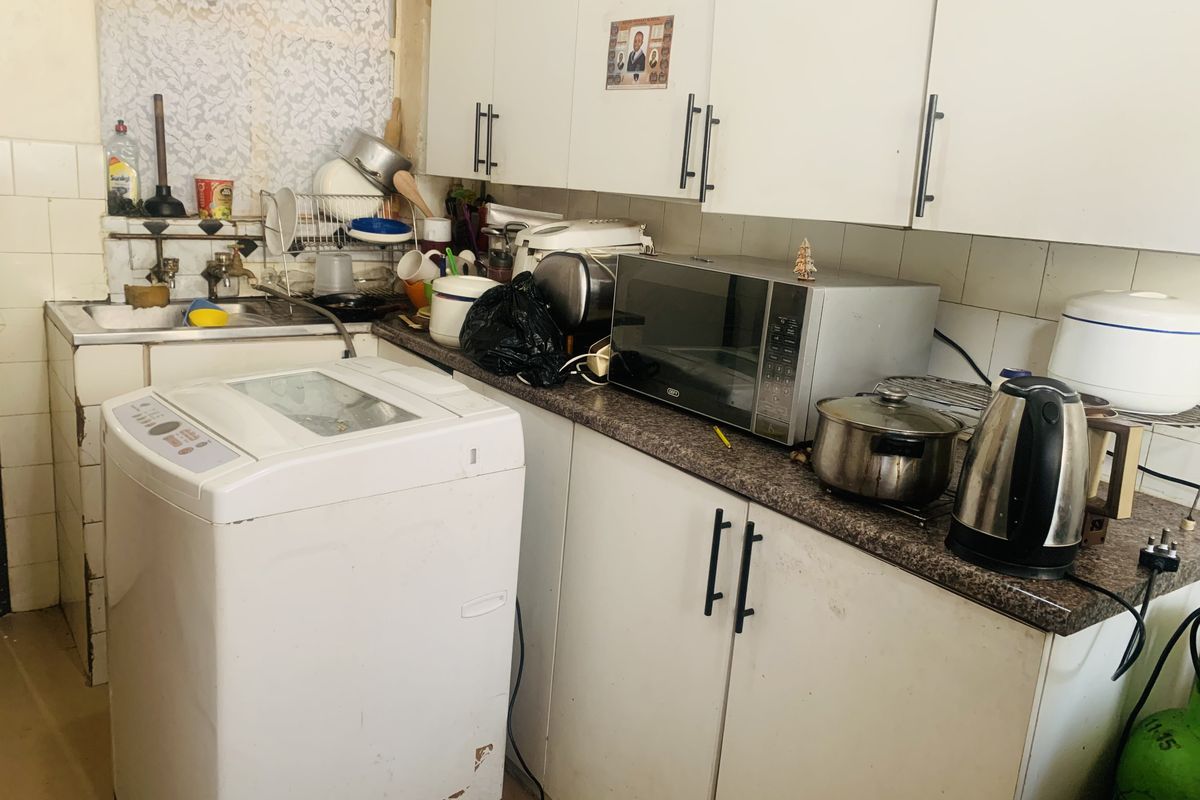 Perfect 12 bedroom house for sale in Bellevue, Jhb - Large families or investors Dream! - Photo 4