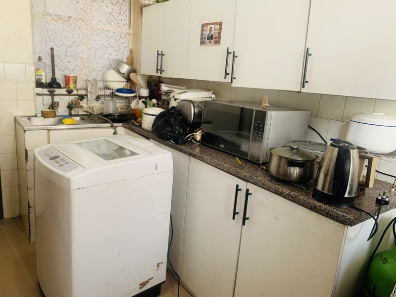 Perfect 12 bedroom house for sale in Bellevue, Jhb - Large families or investors Dream! - Photo 4