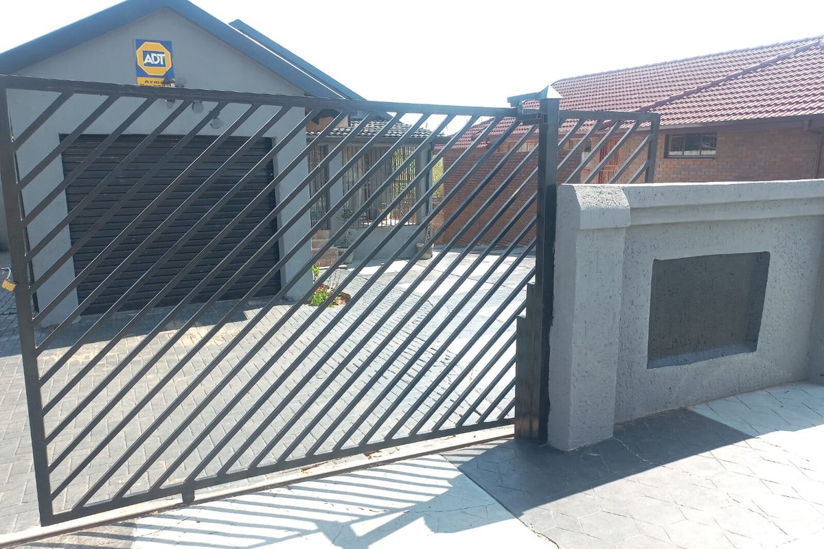 Modern Comfort Meets Convenience in Soshanguve Block BB - Photo 3